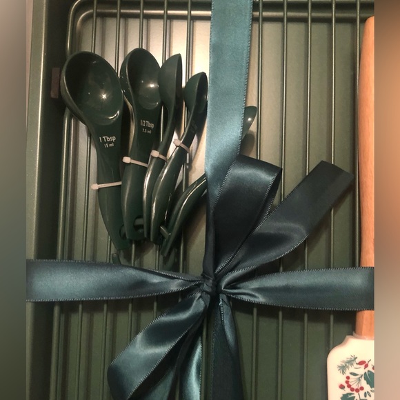 Chicago Metallic Holiday Bakeware Gift Set ~ New! - Picture 3 of 4